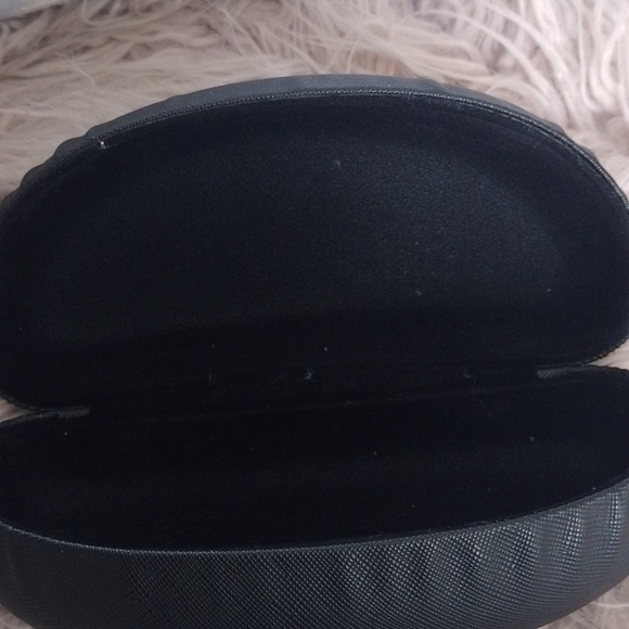 GUESS - Picture 3 of 9